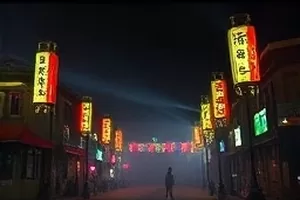 磨坊故事剧照，老式水车旁堆着几袋麦子