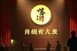 春潮漫过旧桥剧照，雨后石桥与远处的成片油菜花