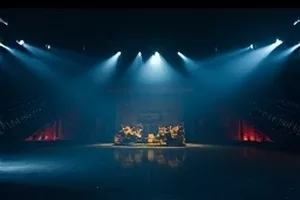 玻璃温室剧照，清晨阳光穿过温室玻璃顶